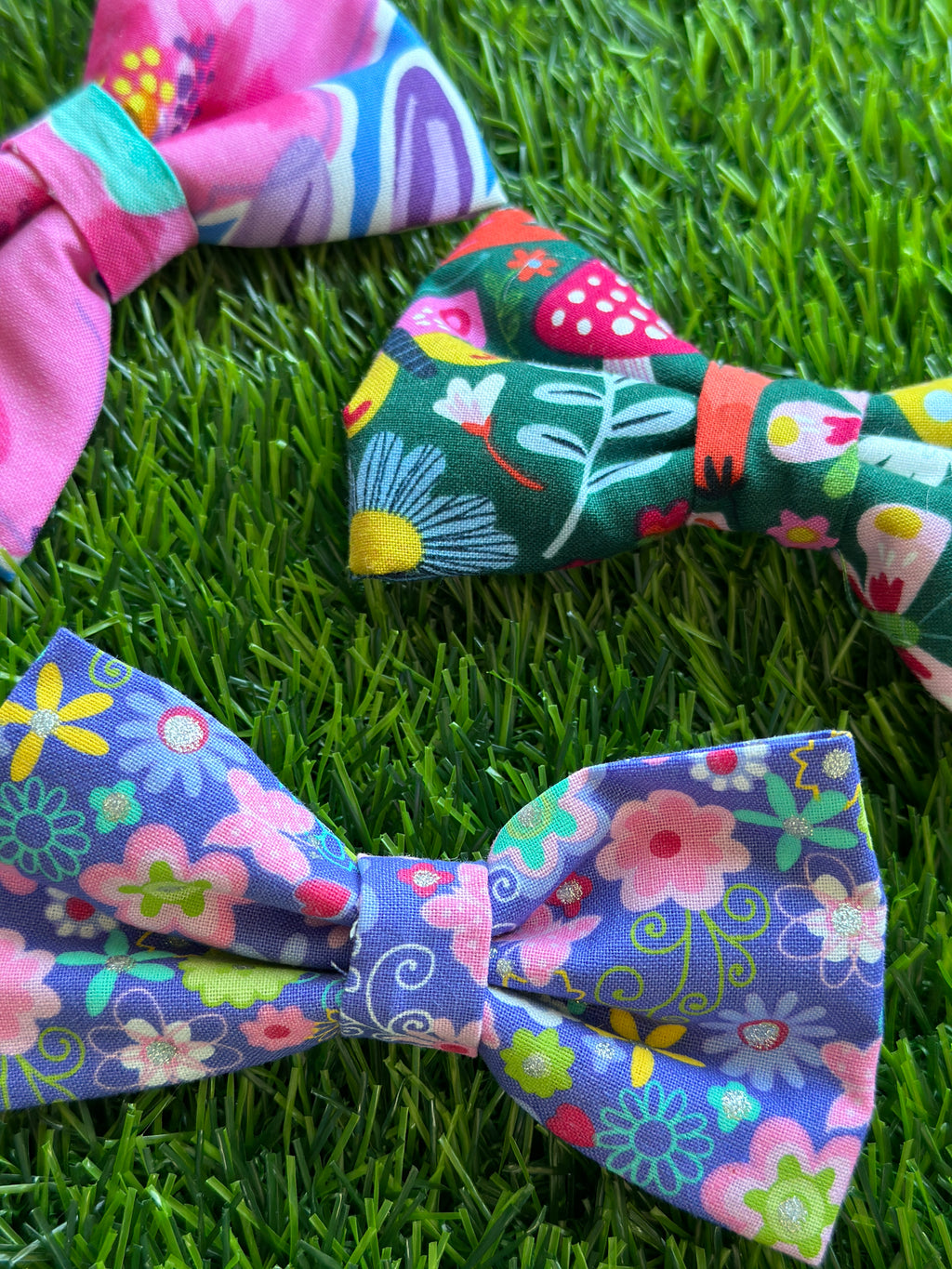 Mystery dog bowtie with velcro to attach to collar