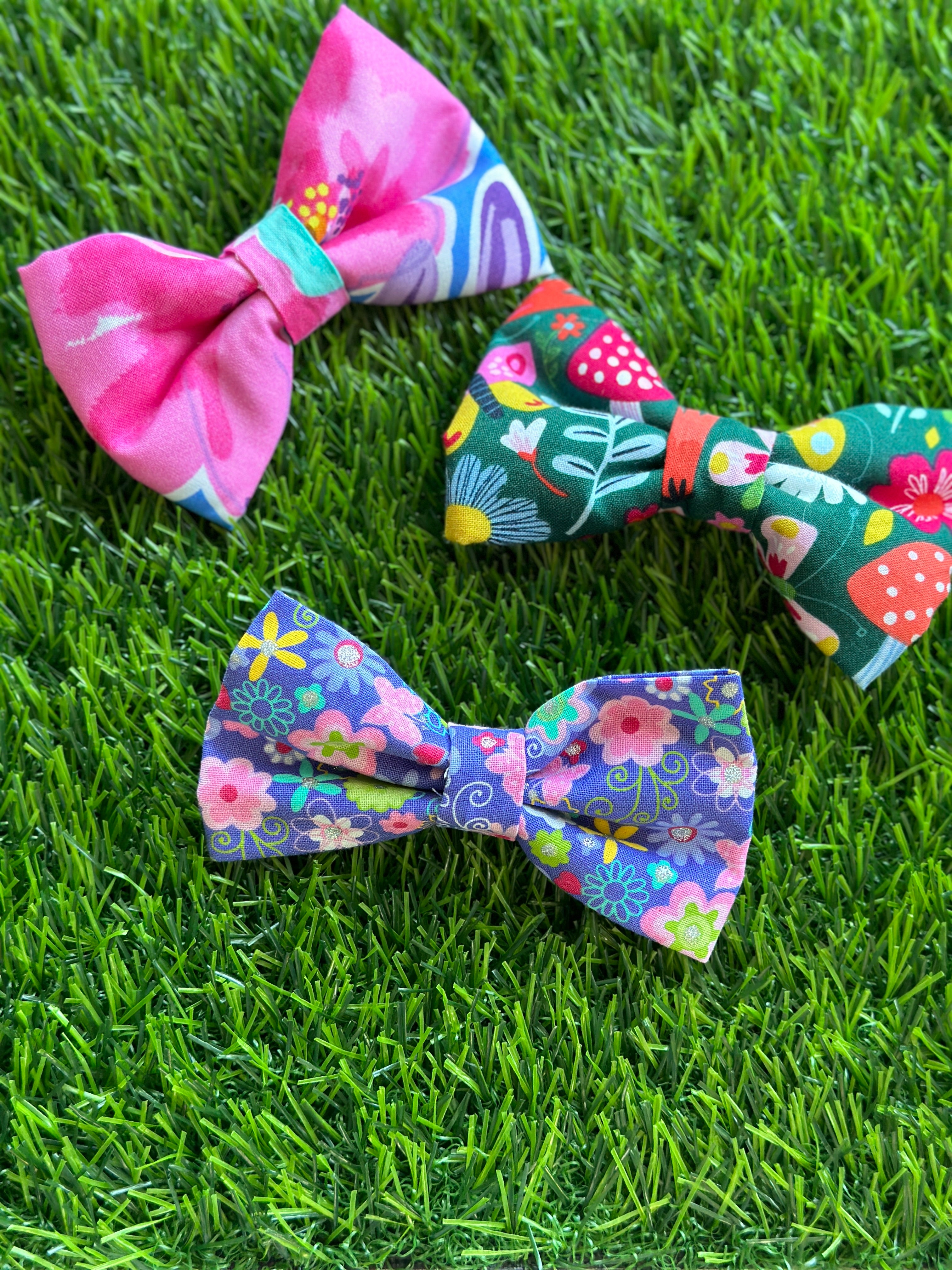 Mystery dog bowtie with velcro to attach to collar