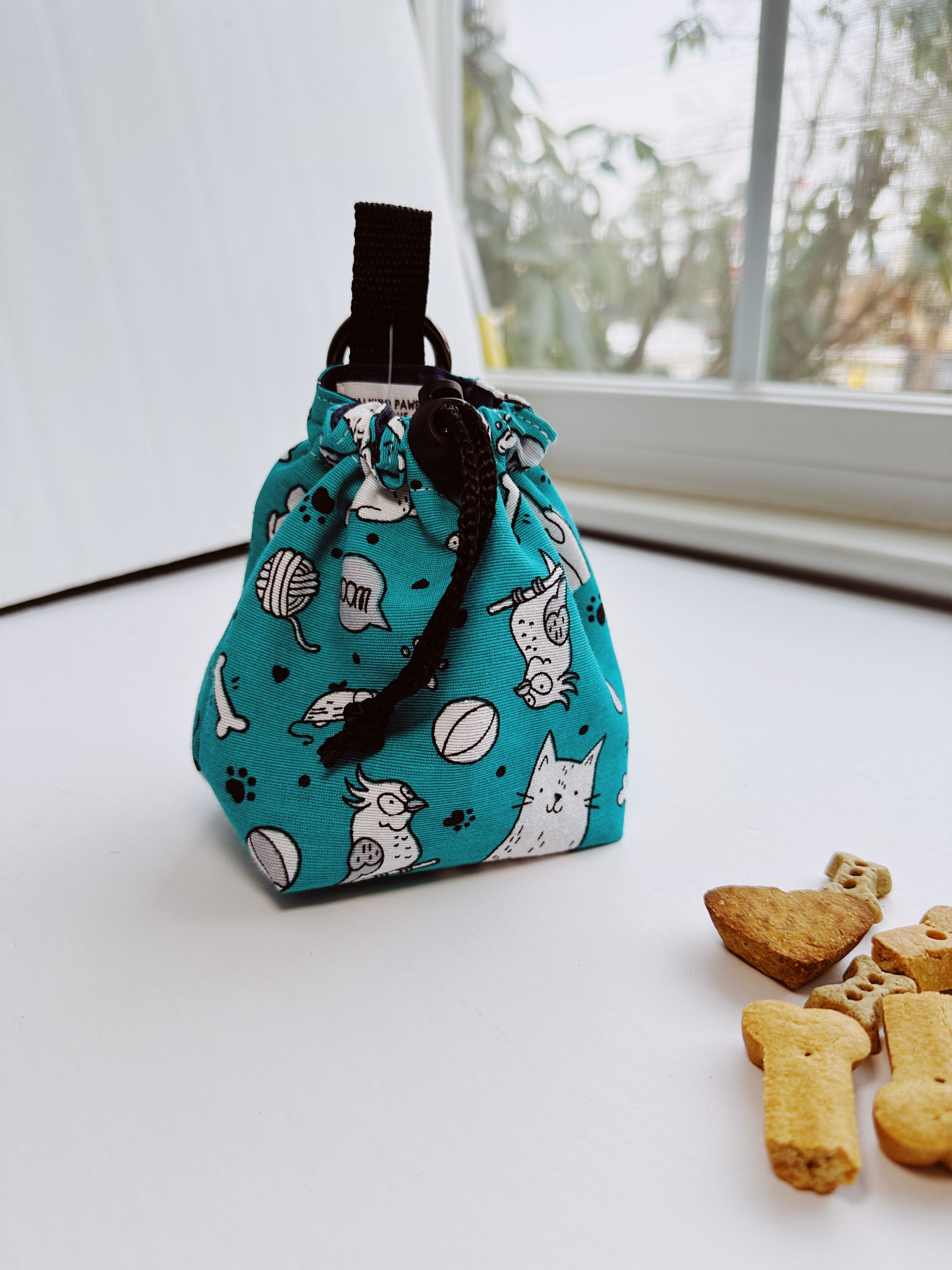 Green Dog treat holder bag for dog training, puppy school pouch