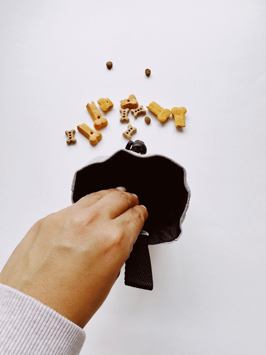 Light grey treat pouch, dog walking accessories, belt bag for puppy training, accessories for new puppy, adjustable k9 canine pouch