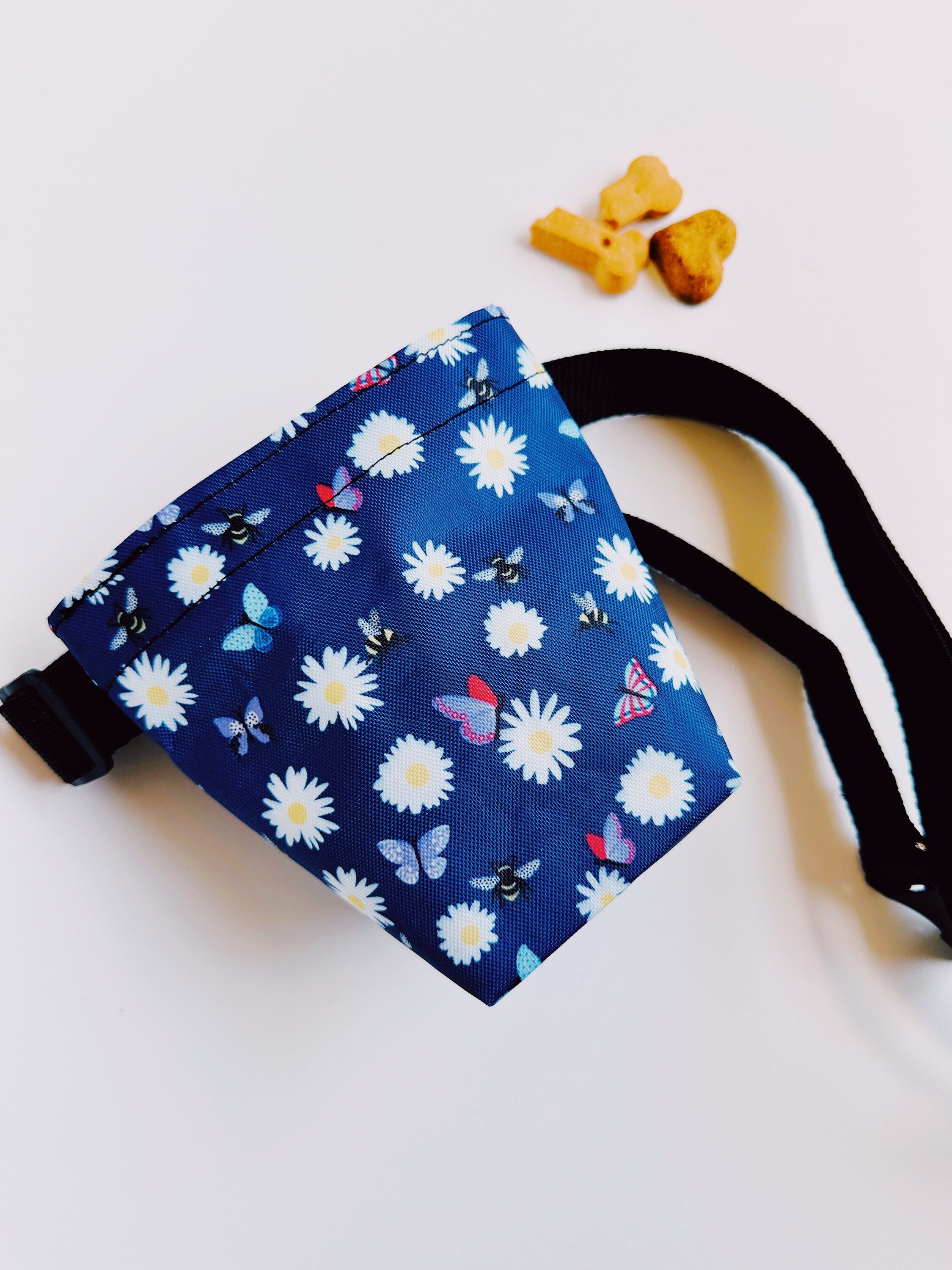 Plastic daisy flower pouch with belt